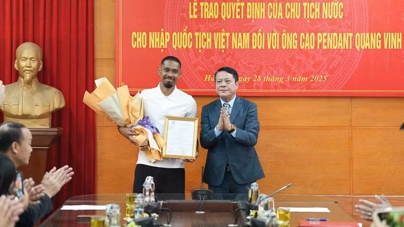 El futbolista Cao Pendant Quang Vinh (izquierda) se ha convertido oficialmente en ciudadano vietnamita. (Foto: VNA)