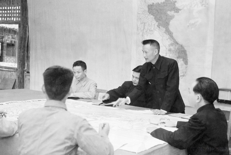 El Estado Mayor del Ejército Popular de Vietnam estudia planes de combate. (Foto: VNA)