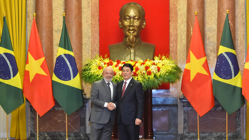 El presidente Luong Cuong y su similar, Luiz Inácio Lula da Silva, en la ceremonia de bienvenida.