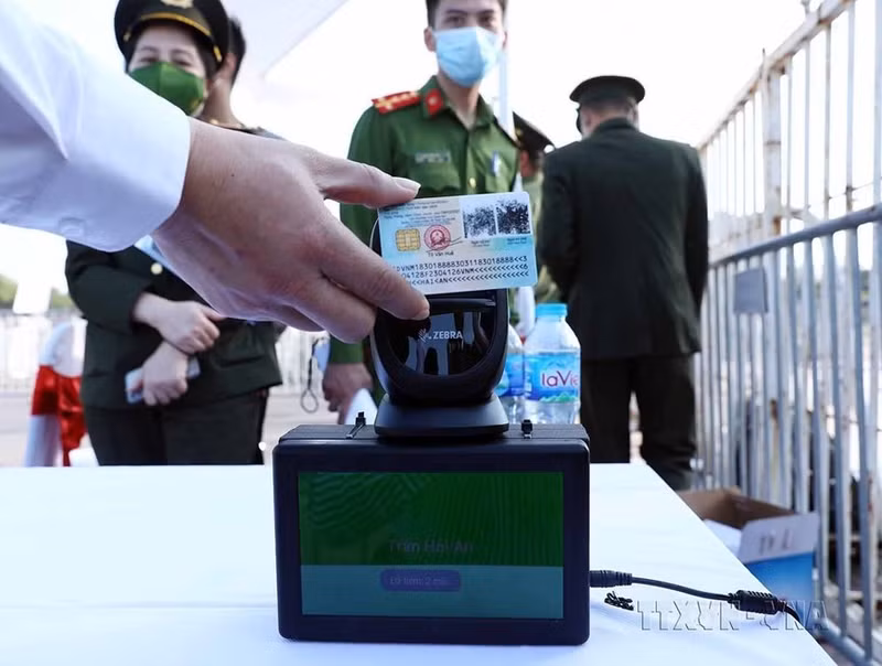 Los espectadores utilizan tarjetas de identificación ciudadana con chips electrónicos para la verificación de informaciones sobre las dosis de vacunación que han recibido, cuando ingresan al Estadio Nacional My Dinh (en Hanói) para ver un partido de fútbol. (Foto: VNA)
