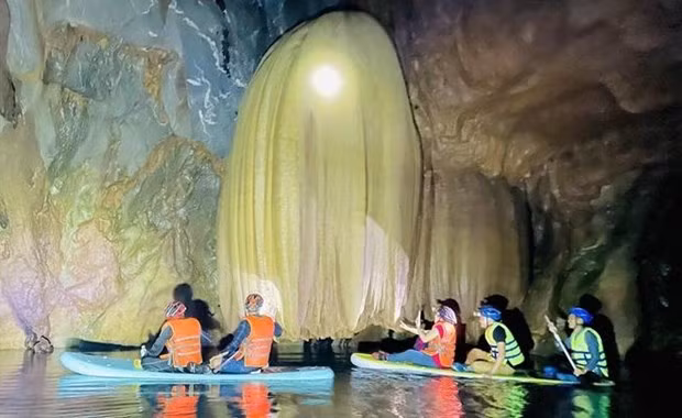 Dentro de la cueva Son Nu. (Foto: VNA)