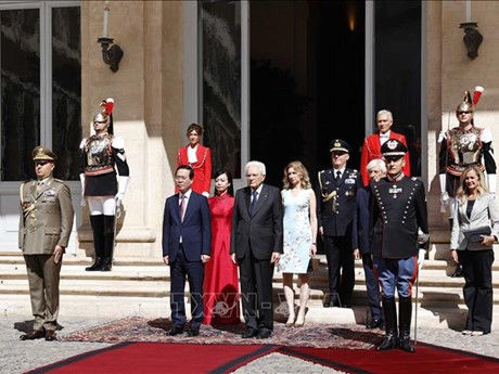 El presidente italiano, Sergio Mattarella, organiza la ceremonia oficial de despedida del presidente Vo Van Thuong, su cónyuge y la delegación vietnamita de alto rango. (Foto: VNA)