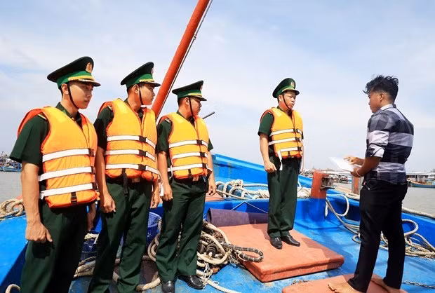Autoridades de Ca Mau de Vietnam examinan barcos pescadores de la localidad. (Foto: VNA)