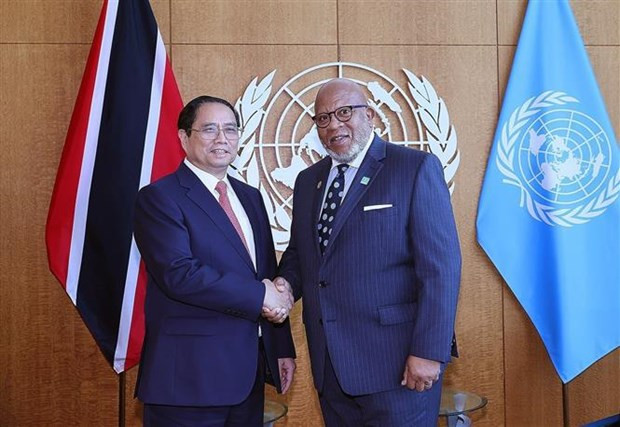El primer ministro de Vietnam, Pham Minh Chinh, y el presidente del 78º período de sesiones de la Asamblea General de la ONU, Dennis Francis. (Foto: VNA)