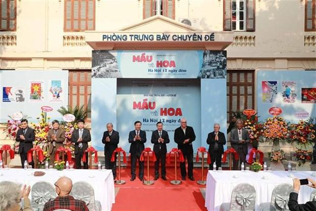 Inauguran la exposición "Sangre y flores - Hanói 12 días y noches". (Fotografía: VNA)