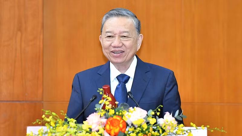 El secretario general del PCV, To Lam, pronuncia palabras de conclusión en la conferencia. El secretario general del PCV, To Lam, pronuncia palabras de conclusión en la conferencia.