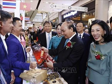 El presidente de Vietnam, Nguyen Xuan Phuc, visita los pabellones. (Fotografía: VNA)