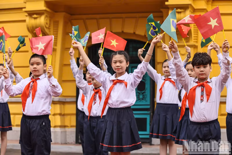 Los niños de la capital saludan a los presidentes vietnamita y brasileño.