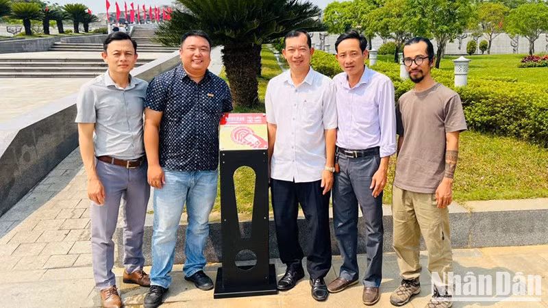 Instalación de una placa con chip NFC en el Complejos de Monumentos dedicados a las Heroicas Madres Vietnamitas.