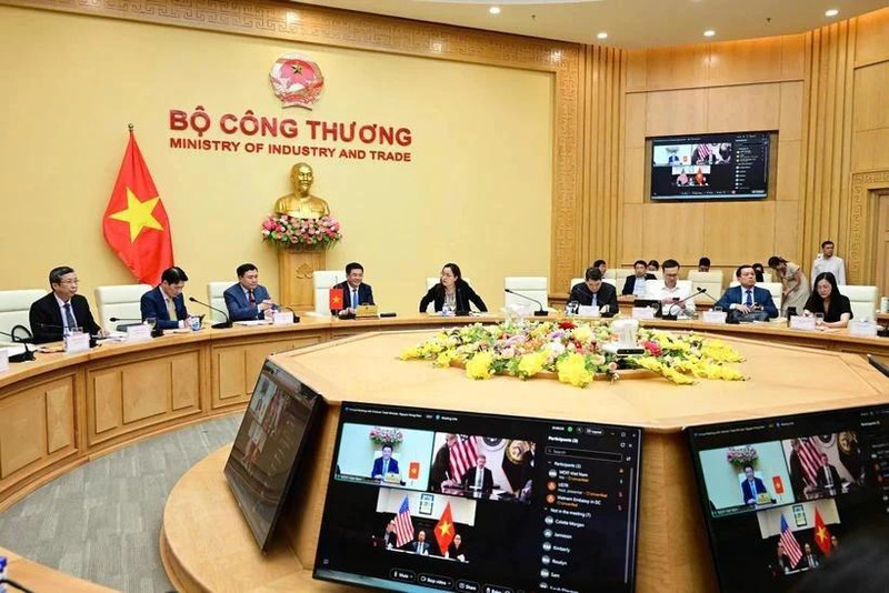 El ministro de Industria y Comercio, jefe de la delegación negociadora de Vietnam, Nguyen Hong Dien, mantiene una conversación telefónica con el representante comercial de Estados Unidos, Jamieson L. Greer. (Foto: VNA)