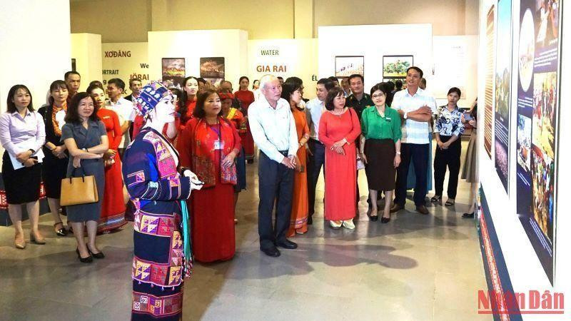 En la exposición. 