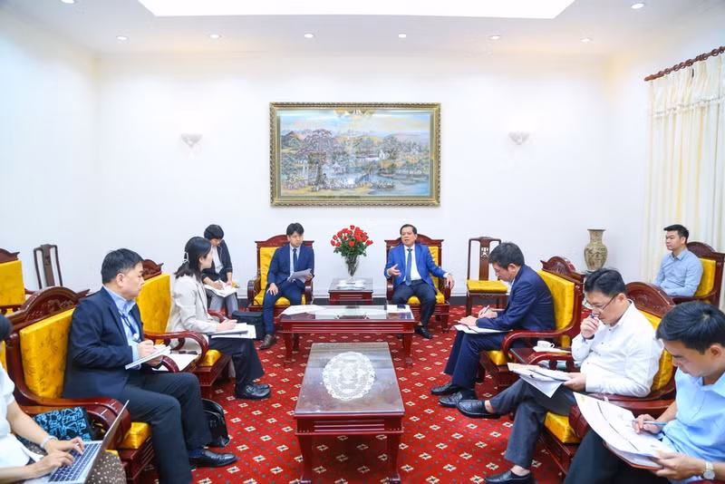 El viceministro de Trabajo, Inválidos de Guerra y Asuntos Sociales de Vietnam Nguyen Ba Hoan recibe a Kubo Yoshitomo, representante jefe adjunto de la Agencia Japonesa de Cooperación Internacional (JICA). Foto: (molisa.gov.vn)