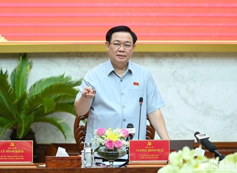 El presidente de la Asamblea Nacional, Vuong Dinh Hue, interviene en la reunión. (Fotografía: Nhan Dan)