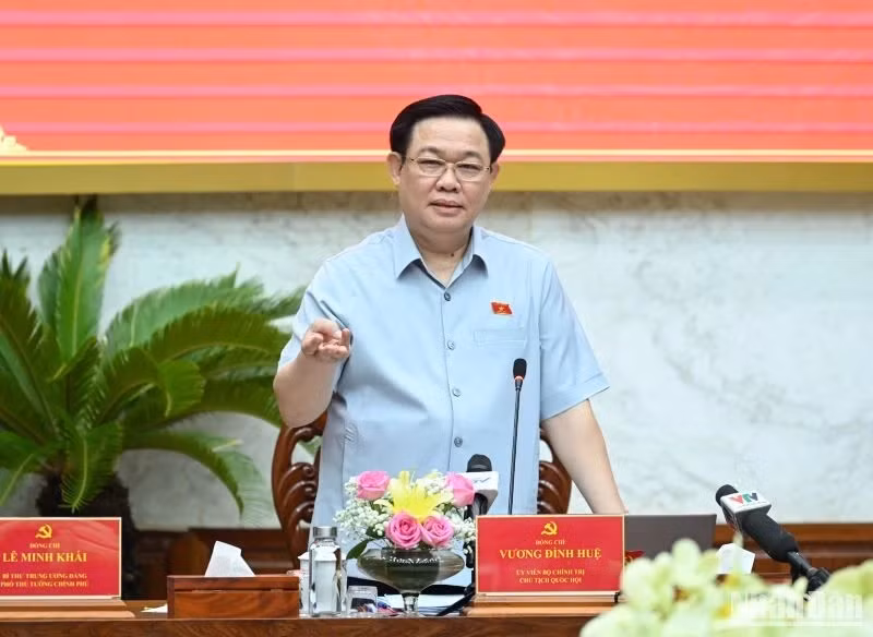 El presidente de la Asamblea Nacional, Vuong Dinh Hue, interviene en la reunión. (Fotografía: Nhan Dan)