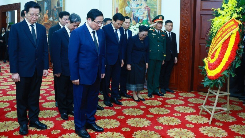 El primer ministro Pham Minh Chinh rinde homenaje al expresidente de Laos, Khamtay Siphandone, en una ceremonia en Hanói. (Foto: Nhan Dan)