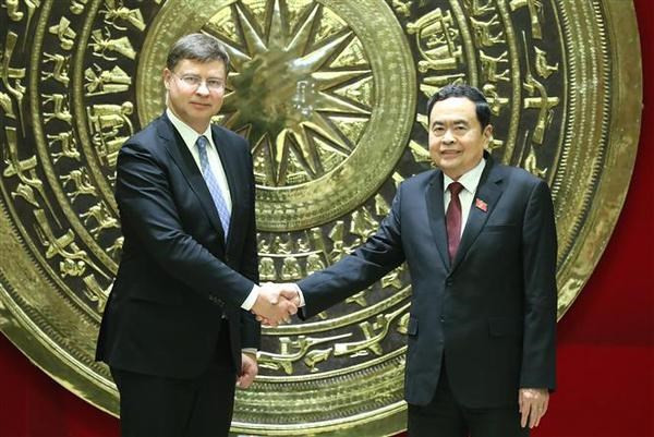 El miembro del Buró Político y vicepresidente permanente de la Asamblea Nacional de Vietnam, Tran Thanh Man, recibe al vicepresidente de la Comisión Europea y el comisario de Comercio de la Unión Europea, Valdis Dombrovski. (Foto: VNA)