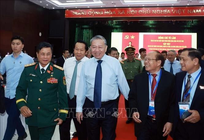 El secretario general del Partido Comunista de Vietnam (PCV), To Lam, se reúne en la ciudad central de Da Nang con las personas con méritos revolucionarios. (Foto: VNA)