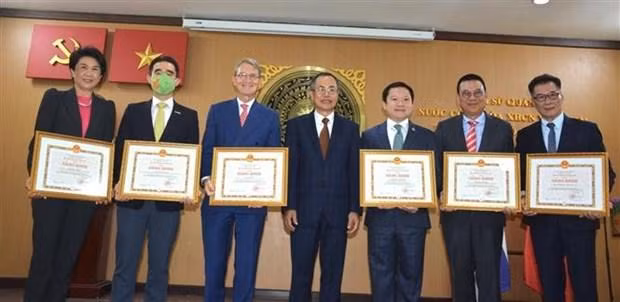 Acto de entrega de certificado de mérito. (Fotografía: VNA)