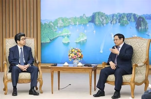 El primer ministro de Vietnam, Pham Minh Chinh, recibe a Hayashi Nobumitsu, gobernador del Banco Japonés para la Cooperación Internacional (JBIC). (Fotografía: VNA)