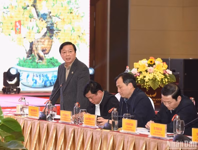 El viceprimer ministro Tran Hong Ha interviene en la reunión.