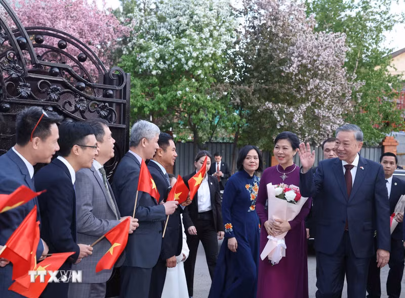 El secretario general del PCV, To Lam, y su esposa visitan la Embajada de Vietnam en Kazajistán. (Foto: Thong Nhat/VNA)