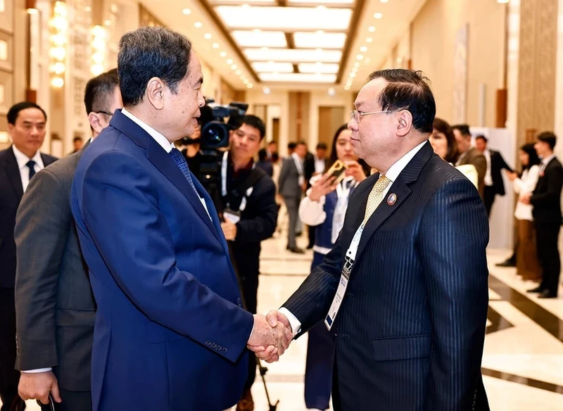 El presidente de la Asamblea Nacional, Tran Thanh Man, sostiene un encuentro con el jefe de la Comisión de Asuntos Exteriores de la Asamblea Nacional de Laos, Sanya Praseuth. (Foto: VNA)