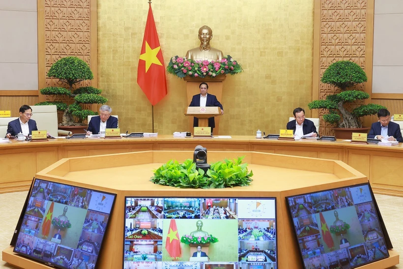 El premier Pham Minh Chinh habla en la reunión ordinaria del Gabinete. (Foto: VNA)