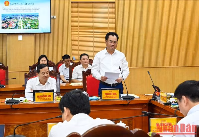 El presidente del Comité Popular de Thai Nguyen, Trinh Viet Hung, presenta un informe sobre la atracción de inversión extranjera directa (IED) en la provincia y el progreso del programa de construcción de la nueva ruralidad en el distrito de Dinh Hoa.