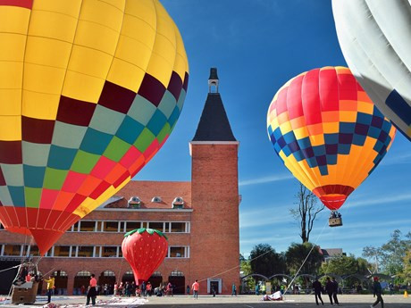 Actuaciones de globos aerostáticos al atardecer. (Fotografía: VNA)