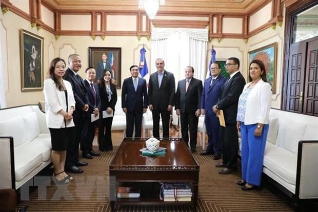 El presidente dominicano, Luis Rodolfo Abinader, recibe a la delegación vietnamita. (Fotografía: VNA)