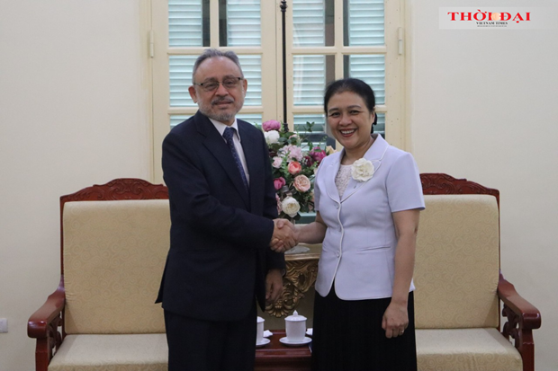 La presidenta de la Unión de Organizaciones de Amistad de Vietnam, embajadora Nguyen Phuong Nga, y Rubén Omar Orozco Burgo, embajador de El Salvador en el país. (Foto: Internet)