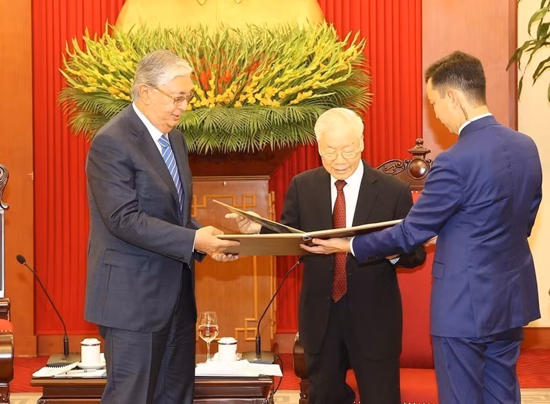 El presidente de Kazajistán, Kassym-Jomart Tokayev, entregó al secretario general del Partido Comunista de Vietnam, Nguyen Phu Trong, un álbum de fotografías documentales sobre la visita del Presidente Ho Chi Minh a ese país en 1959 (Hanói, el 21 de agosto de 2023). (Foto: VNA)