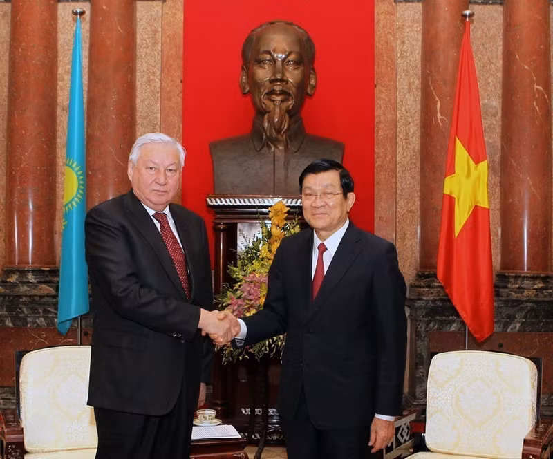 El presidente Truong Tan Sang recibió a Zhakupov Kabibolla Kabenovich, titular de la Cámara de Representantes de la República de Kazajistán, quien realizó una visita oficial a Vietnam y asistió a la 132 Asamblea de la Unión Interparlamentaria (IPU-132) efectuada el 29 de marzo de 2015 en Hanói. (Foto: VNA)