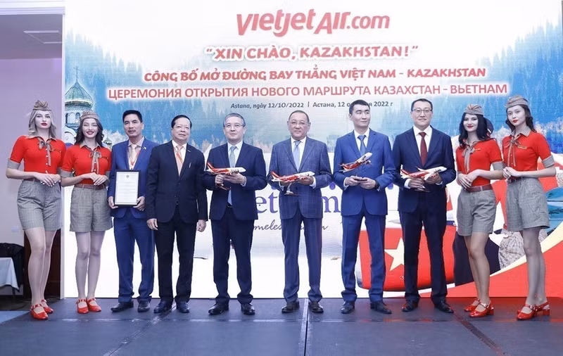 La aerolínea vietnamita VietJet Air celebró el 12 de octubre de 2022 en Astaná una ceremonia del anuncio de la apertura de una ruta de vuelo directa entre Vietnam y Kazajistán. (Foto: VNA)