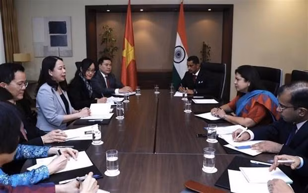 La vicepresidenta vietnamita Nguyen Thi Anh Xuan, recibe a Meenakashi Lekhi, secretaria de Estado de Asuntos Exteriores y Cultura de la India. (Fotografía: VNA)