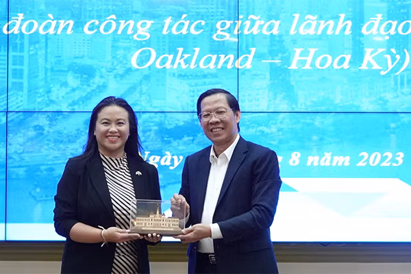Phan Van Mai, presidente del Comité Popular de Ciudad Ho Chi Minh, entrega un recuerdo a la Sheng Thao, alcaldesa de Oakland. (Fuente: baodautu.vn)