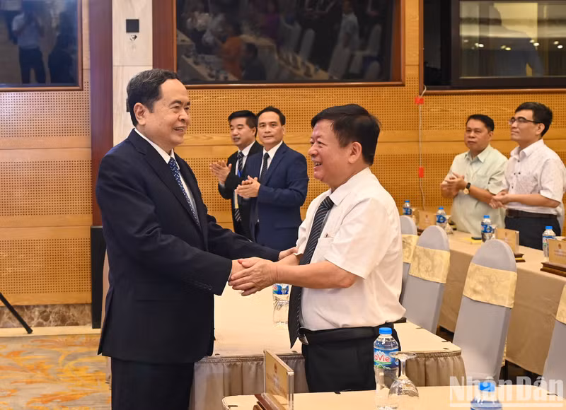 El presidente de la AN, Tran Thanh Man, y los delegados en la ceremonia.