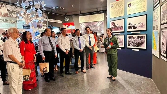 Visitantes en la exposición. (Foto: https://www.sggp.org.vn/)