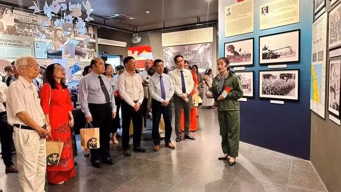 Visitantes en la exposición. (Foto: https://www.sggp.org.vn/)