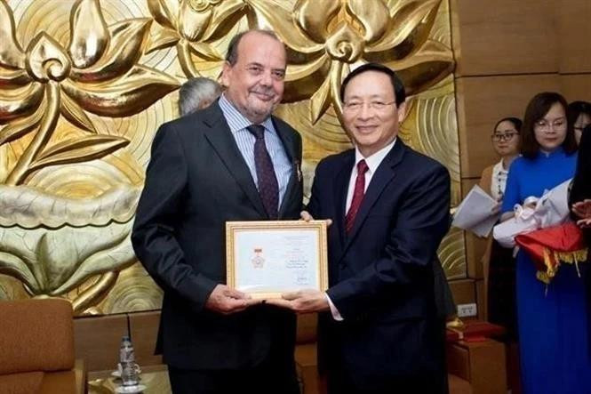 Claudio De Negri recibe la Medalla "Por la Paz y la Amistad entre los Pueblos" durante su período como embajador de Chile en Vietnam. (Foto: VNA)