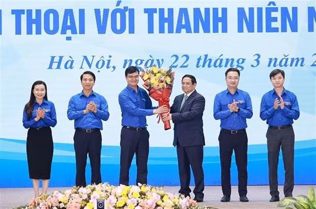 El primer ministro de Vietnam, Pham Minh Chinh, felicita a la Unión de Jóvenes Comunistas Ho Chi Minh por el 92 aniversario de su fundación. (Foto:VNA)
