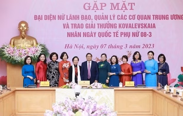 El primer ministro de Vietnam, Pham Minh Chinh, y mujeres dirigentes de las agencias centrales. (Foto: VNA)