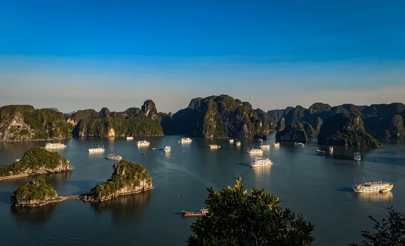 Atardecer en Ha Long desde el pico del monte Titov. Esta obra maestra de la naturaleza, hecha de islotes distribuidos en el mar, es un regalo para los ojos.