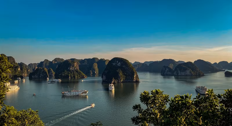 Con la reanudación del servicio de barcos tras la pandemia de Covid-19, los viajeros pueden disfrutar de deliciosos mariscos en la cubierta superior del crucero mientras presencian el paisaje maravilloso de la bahía al atardecer.