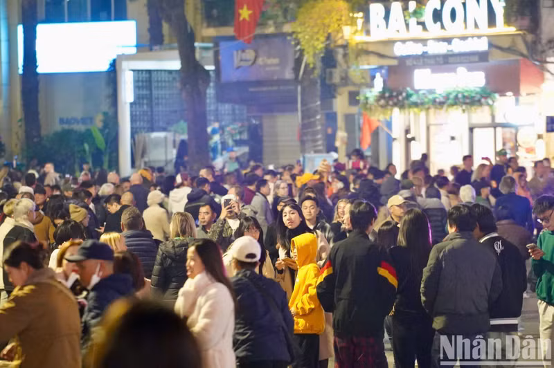 A las 10 de la noche, empieza a llenarse la zona del lago Hoan Kiem.