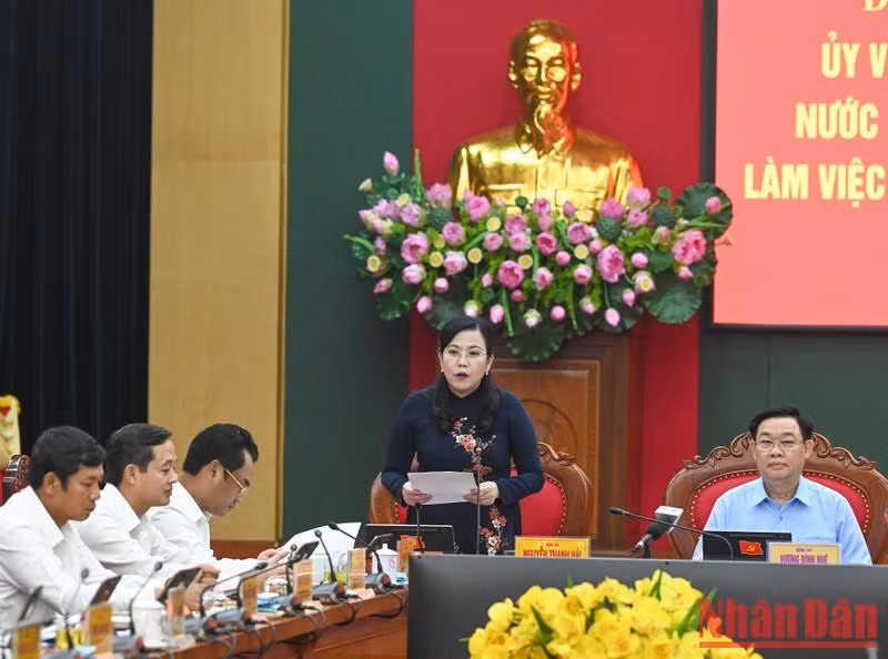 La secretaria del Comité del PCV en Thai Nguyen, Nguyen Thanh Hai, presenta un informe en la reunión.