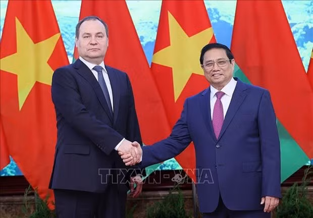 El primer ministro de Vietnam, Pham Minh Chinh (D), y su homólogo bielorusso, Roman Golovchenko (Foto: VNA)