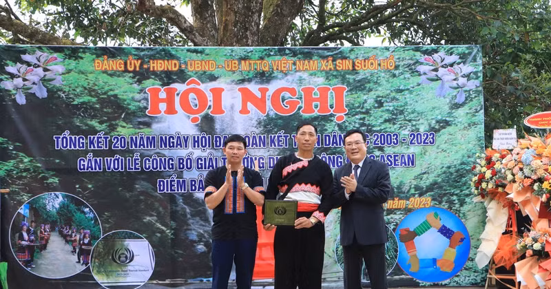 Honran a aldea de Sin Suoi Ho como destino turístico comunitario.