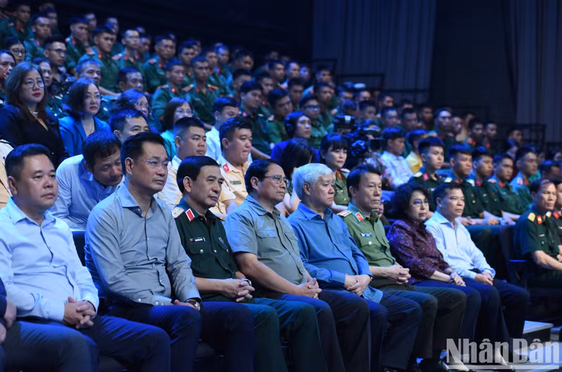 El jefe del Gobierno y los delegados en la cita.