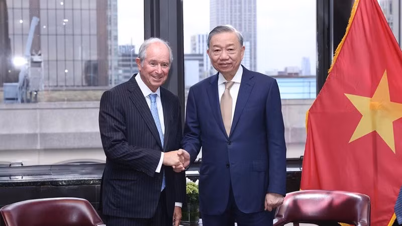 To Lam recibe a Stephen Schwarzmann, presidente, director ejecutivo y fundador del fondo de inversión Blackstone. (Foto: Lam Khanh/VNA)